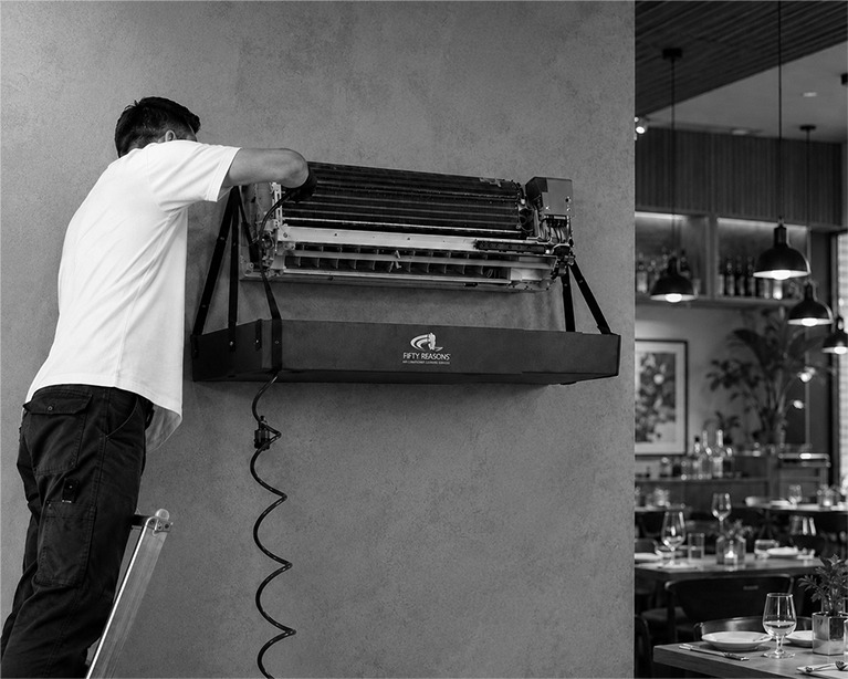 un professionnel revise une climatisation